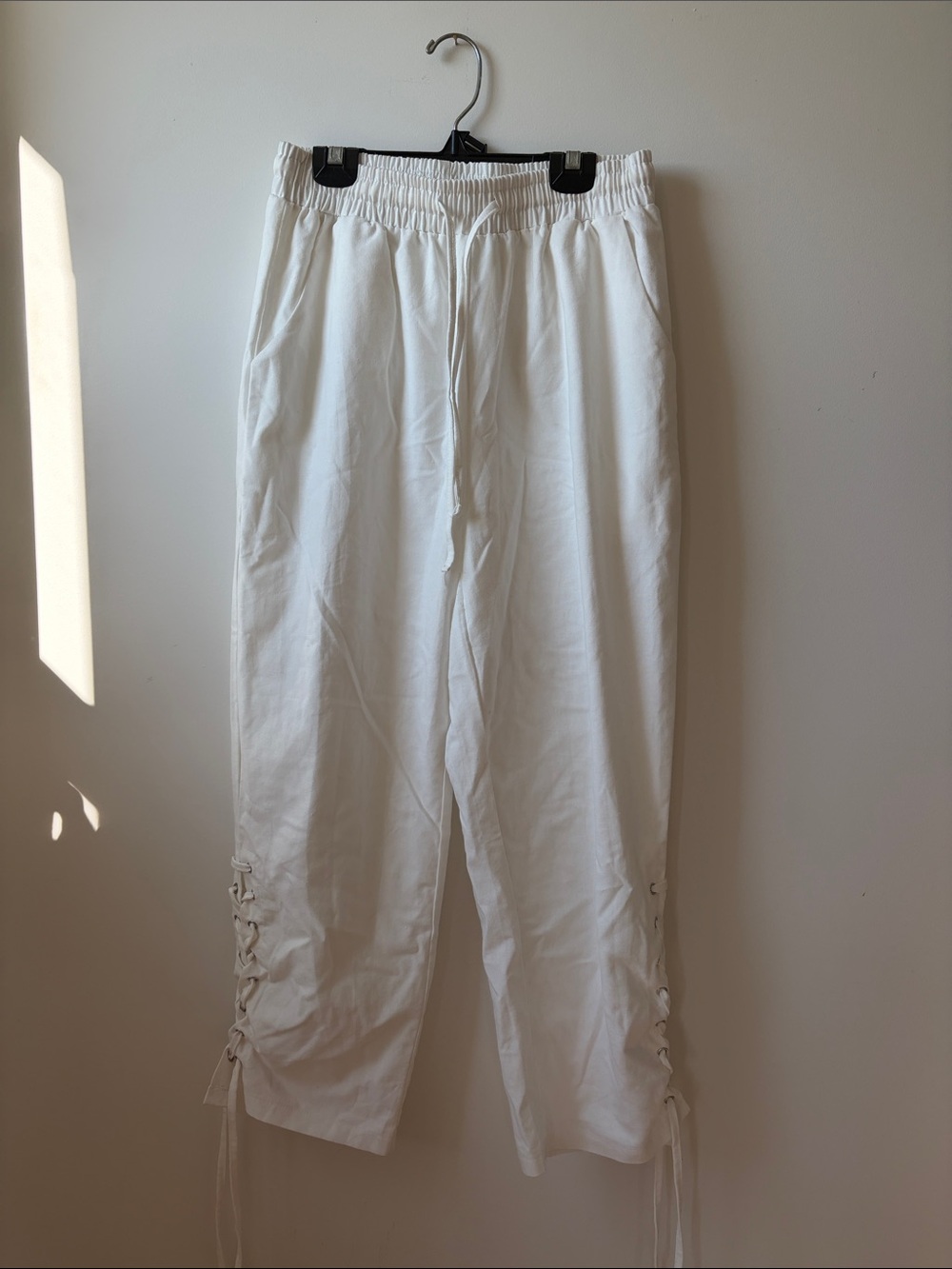 White Lace-Up Drawstring Capris